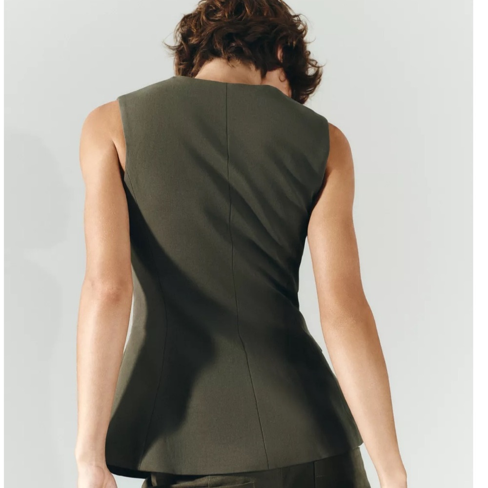 Sleeveless Olive Zip-Front Utility Top - Picture 6 of 14